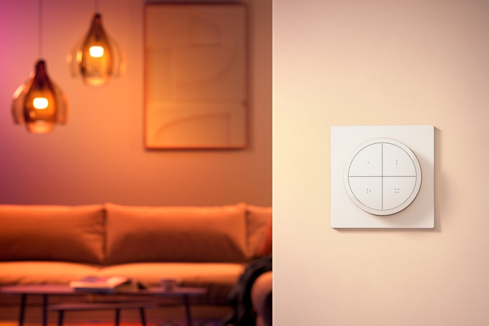 Weißer Lichtschalter an einer Wand